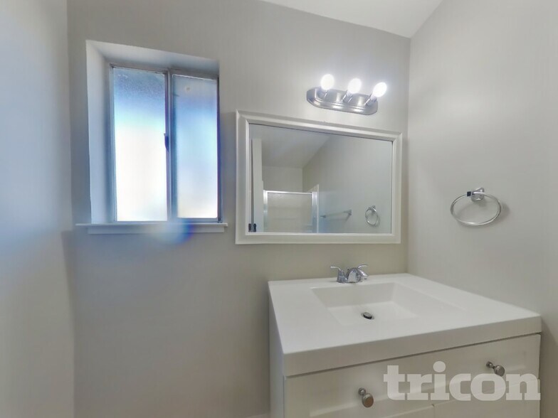 Building Photo - 1213 Essex Dr