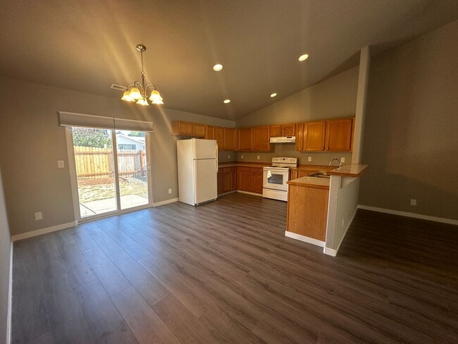 Building Photo - 3 Bedroom 2 Bath Single Family House *This...