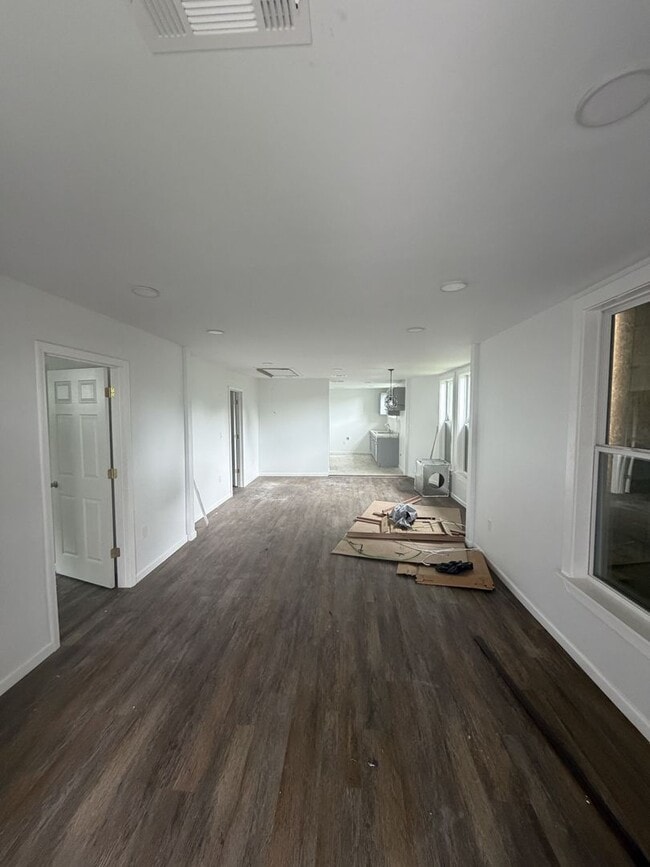 Building Photo - Spacious 4-Bedroom, 2-Bath House – Unfurnished