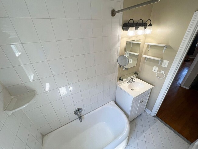 Building Photo - Charming 2 Bed 2 Bath Brick Townhome With A Fully Fenced Yard In Beautiful Foxcroft Heights