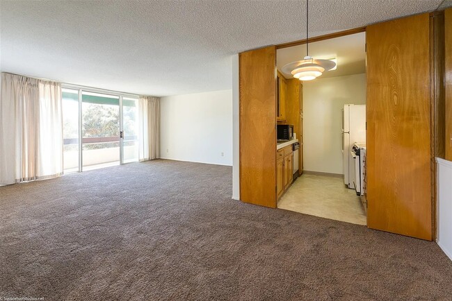 Building Photo - 633