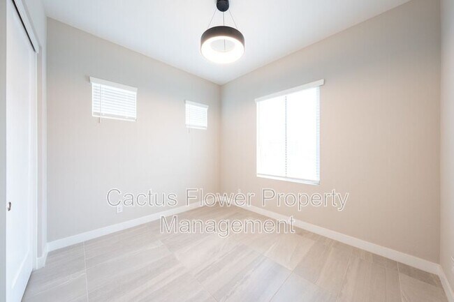 Building Photo - 3130 E Alicia Dr