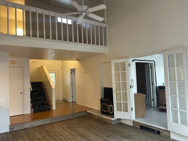 Building Photo - Century 21 Gold Rush - 3 bed, 2.5 bath (Fa...