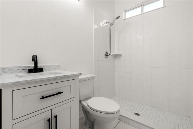 Building Photo - Stunning 4-Bedroom Lakefront Pool Home in Bridgeview at Meadow Woods