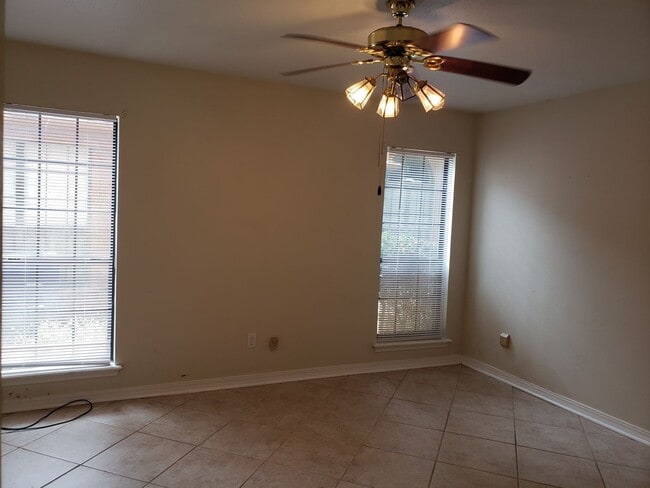 Building Photo - Beautiful 2 bed/2 bath townhome in the gat...