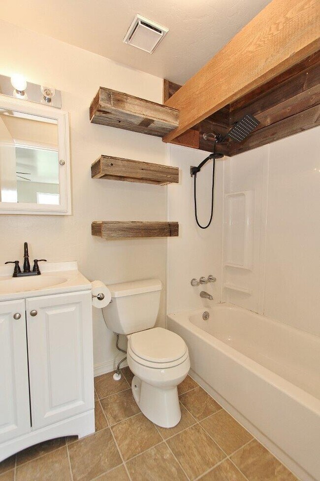 Building Photo - 816 S Wardwell Ave