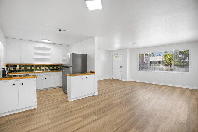 Building Photo - 401 42nd St
