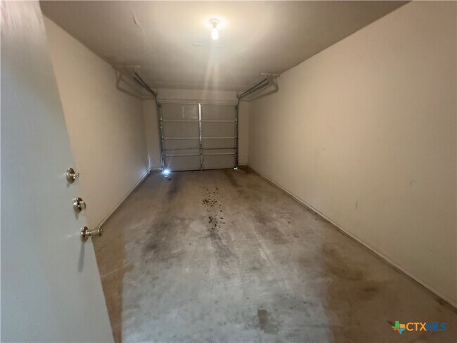 Building Photo - 2807 Alma Dr