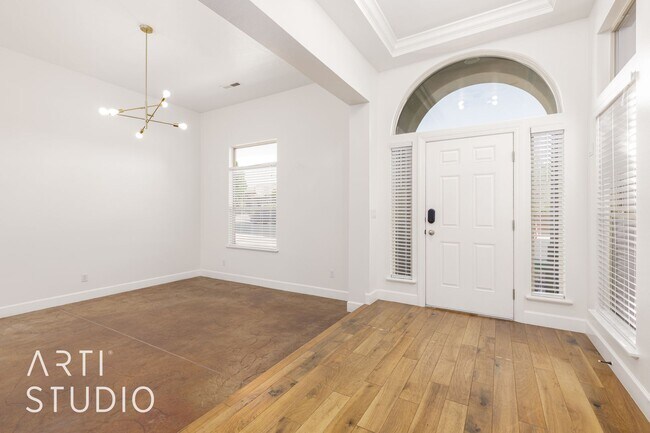 Building Photo - 4 Bedroom. 2/5 Bathroom Home in Meadow Val...