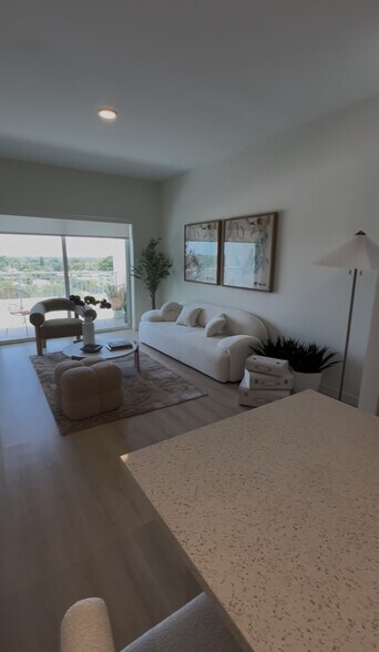 Building Photo - 915 18th Ave N