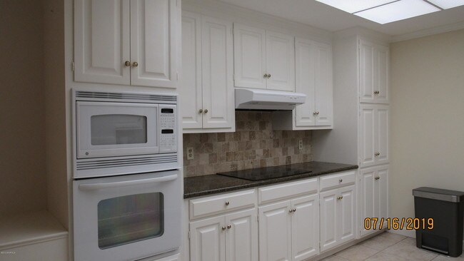 Building Photo - 950 Northwood Commons Dr