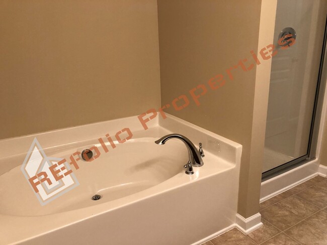 Building Photo - Great Location! 3 Bedroom 2.5 Bathroom 1 C...