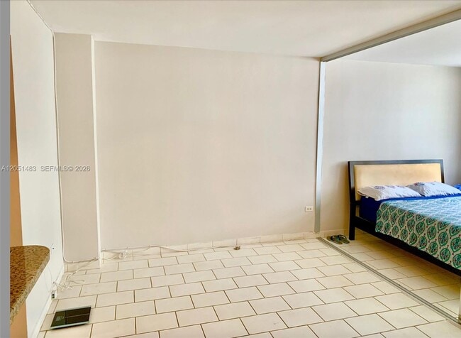 Building Photo - 905 Brickell Bay Dr