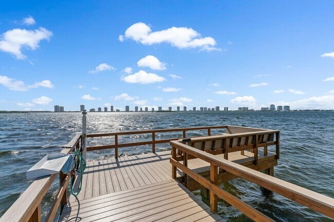 Building Photo - 100 Shore Ct