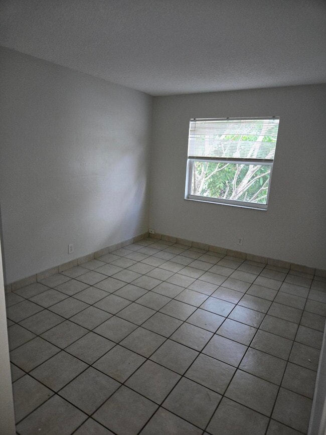 Building Photo - 3714 SW 60th Terrace