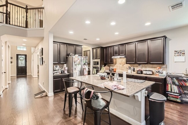 Building Photo - 5 Bedrooms and 3+ Living Spaces!