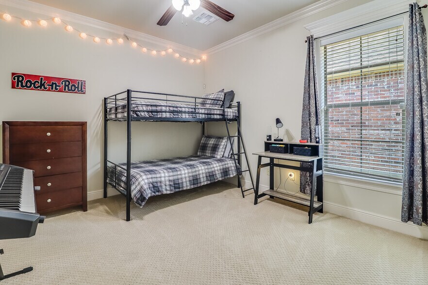 Building Photo - 222 Crenshaw Dr