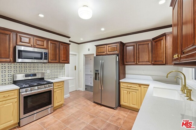 Building Photo - 1458 W 48th St