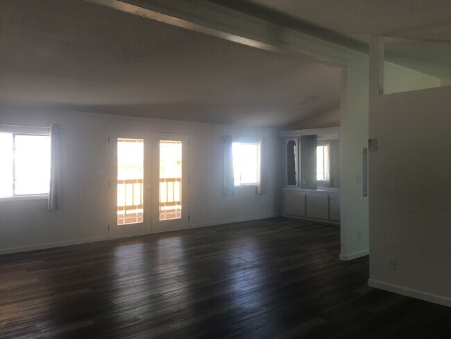 Building Photo - 3 Bedroom, 2 Bathroom Home