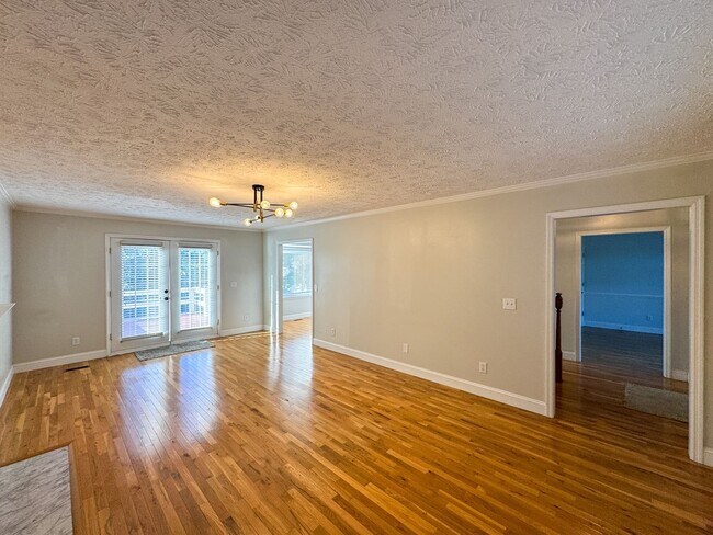 Building Photo - Charming 4 Bed, 2.5 Bath Home in King's Grant