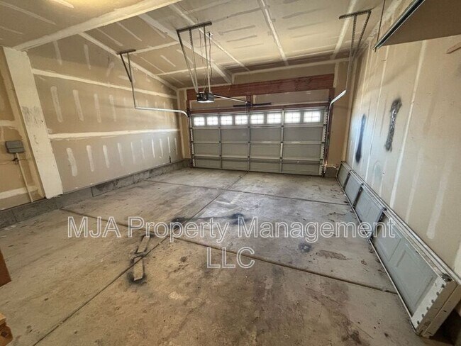 Building Photo - 31 Kintail St