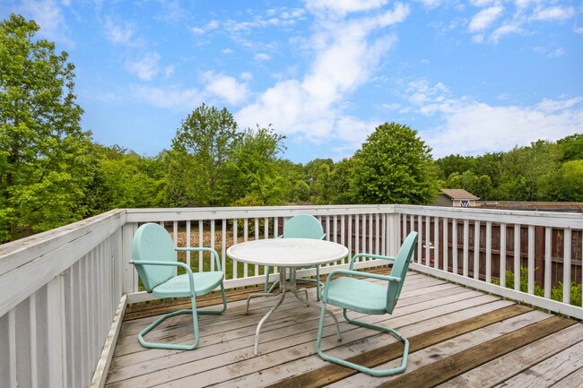 Building Photo - 557 Oakmont Dr