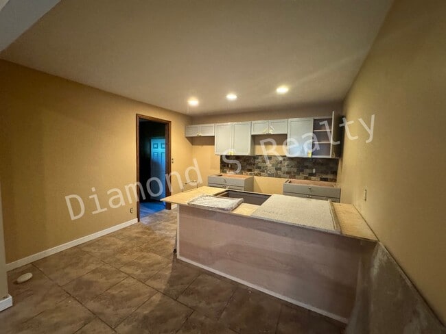 Building Photo - Charming and Clean 3 Bedroom Home - Nice/Quiet Neighborhood