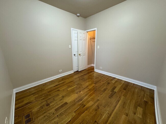 Building Photo - 4827 W Van Buren St