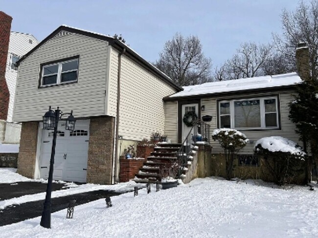 Primary Photo - House for Rent in Stoneham!