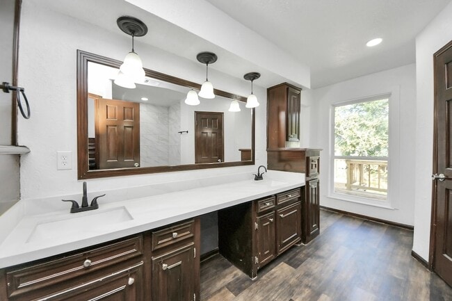 Building Photo - 616 S Rivershire Dr