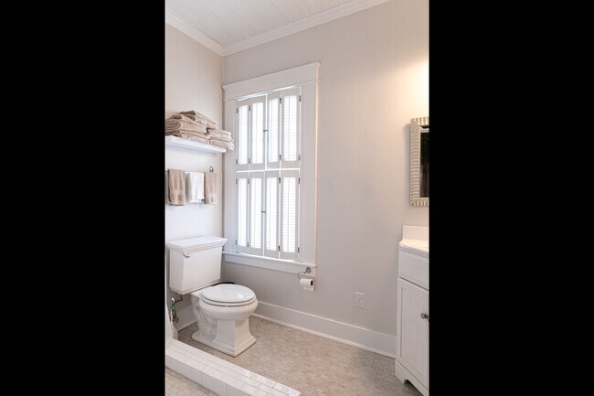 Building Photo - 881 Chester Rd