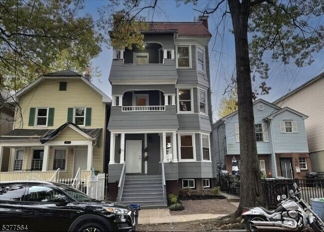 Primary Photo - 99 Columbia Ave