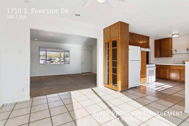 Building Photo - 1710 S Parkside Dr