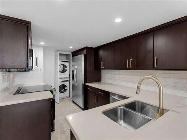 Building Photo - 1717 N Bayshore Dr