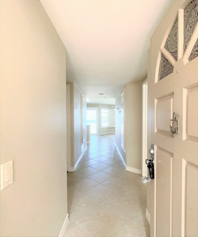 Building Photo - BEACH FRONT CONDO - Panoramic Ocean Views!