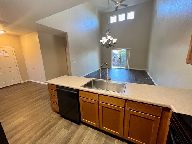 Building Photo - 2635 Parkwood Village Ln