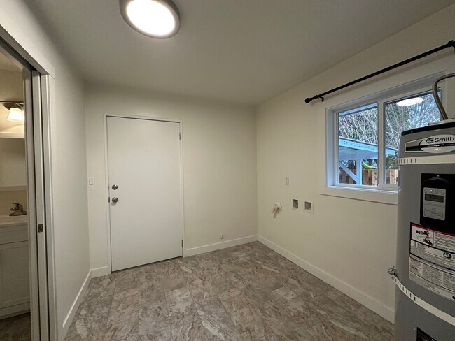 Building Photo - 931 Chemawa Rd N