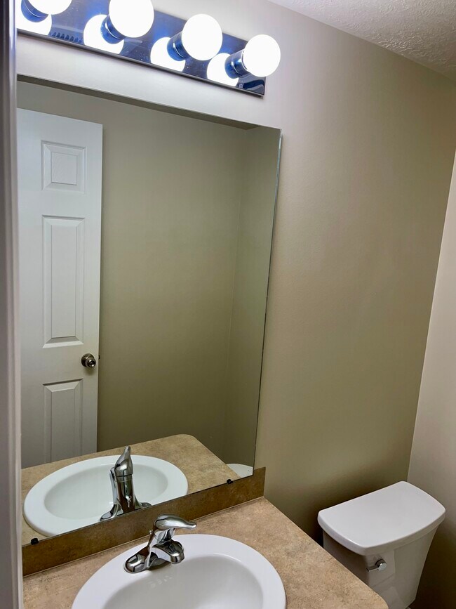 Main Floor Bathroom - 2876 W 3965 S