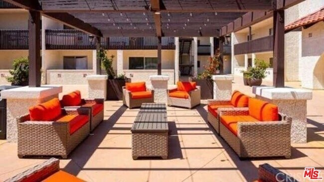 Building Photo - 5334 Lindley Ave