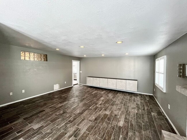 Building Photo - Beautifully Updated 3B 2BA Home w/ AC and ...