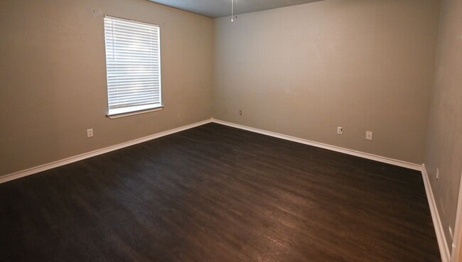 Building Photo - 606 N Sewell Dr