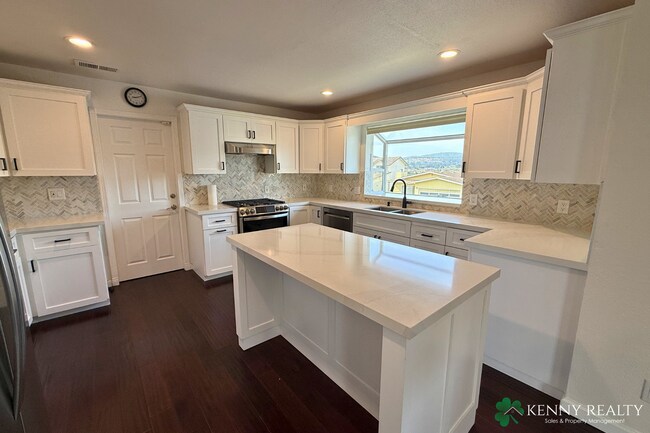 Building Photo - Beautifully Remodeled 4 Bed Home with Loft + Prime Location