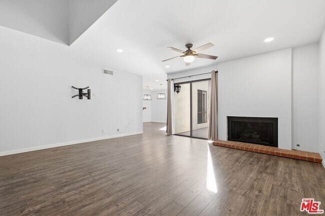 Building Photo - 833 Shadow Lake Dr