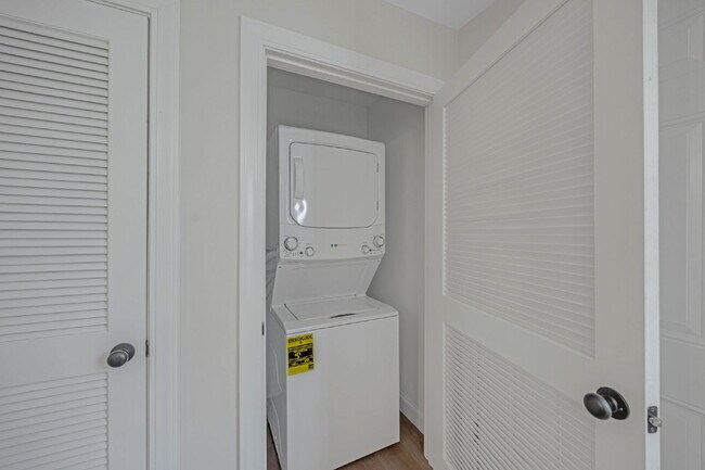 Building Photo - Newly renovated and modernized 1BR, 1BA du...