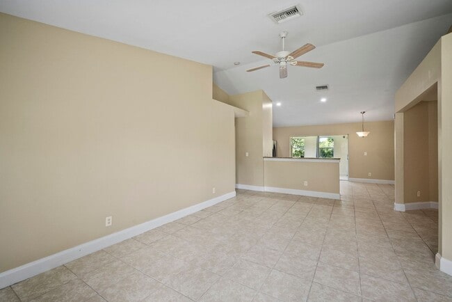 Building Photo - Beautiful 3 bedrooms+ DEN 2 bathrooms sing...