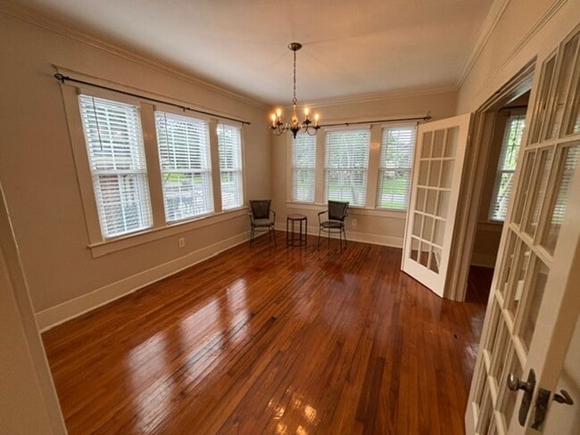 Building Photo - 3044 Wilshire Dr