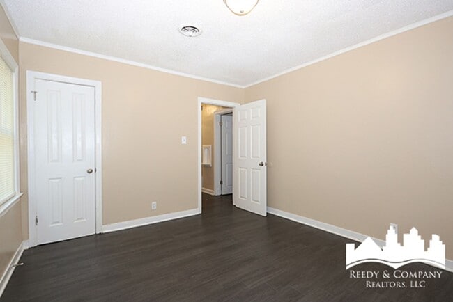 Building Photo - 837 Homer St