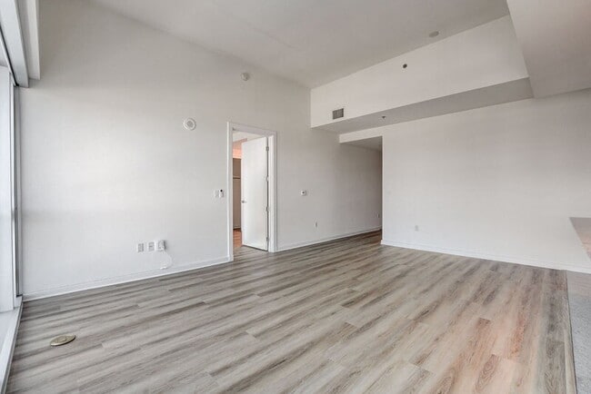 Building Photo - 4471 Dean Martin Dr