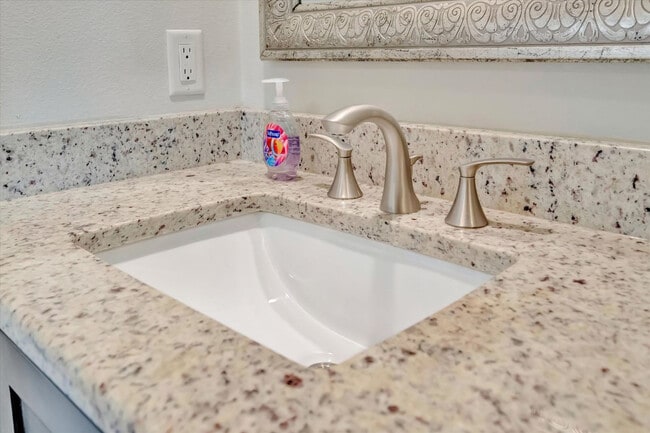 Building Photo - 2529 Croton Ave