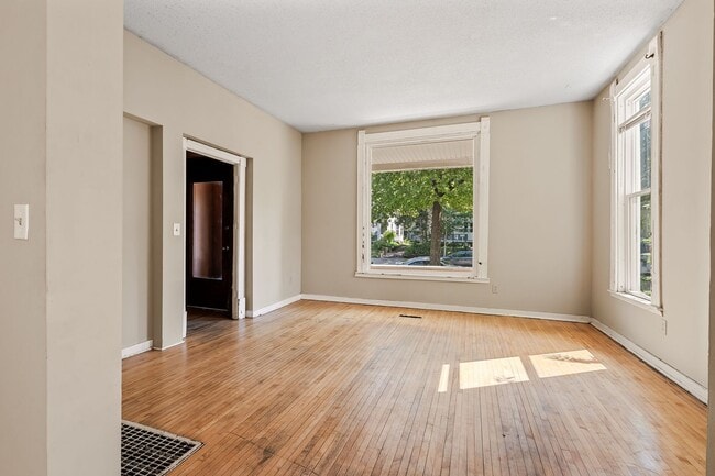 Building Photo - MUST SEE! Spacious 5BD/2BA Home near the U...